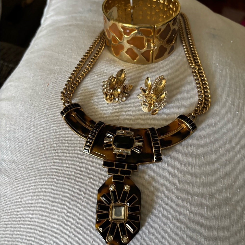Elegant Gold and Black Jewelry Set - Picture 2 of 4